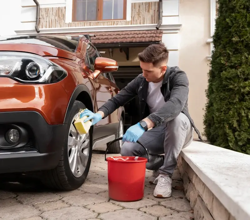 Lavage auto à domicile La Cerlangue : professionnel intervenant sur un véhicule